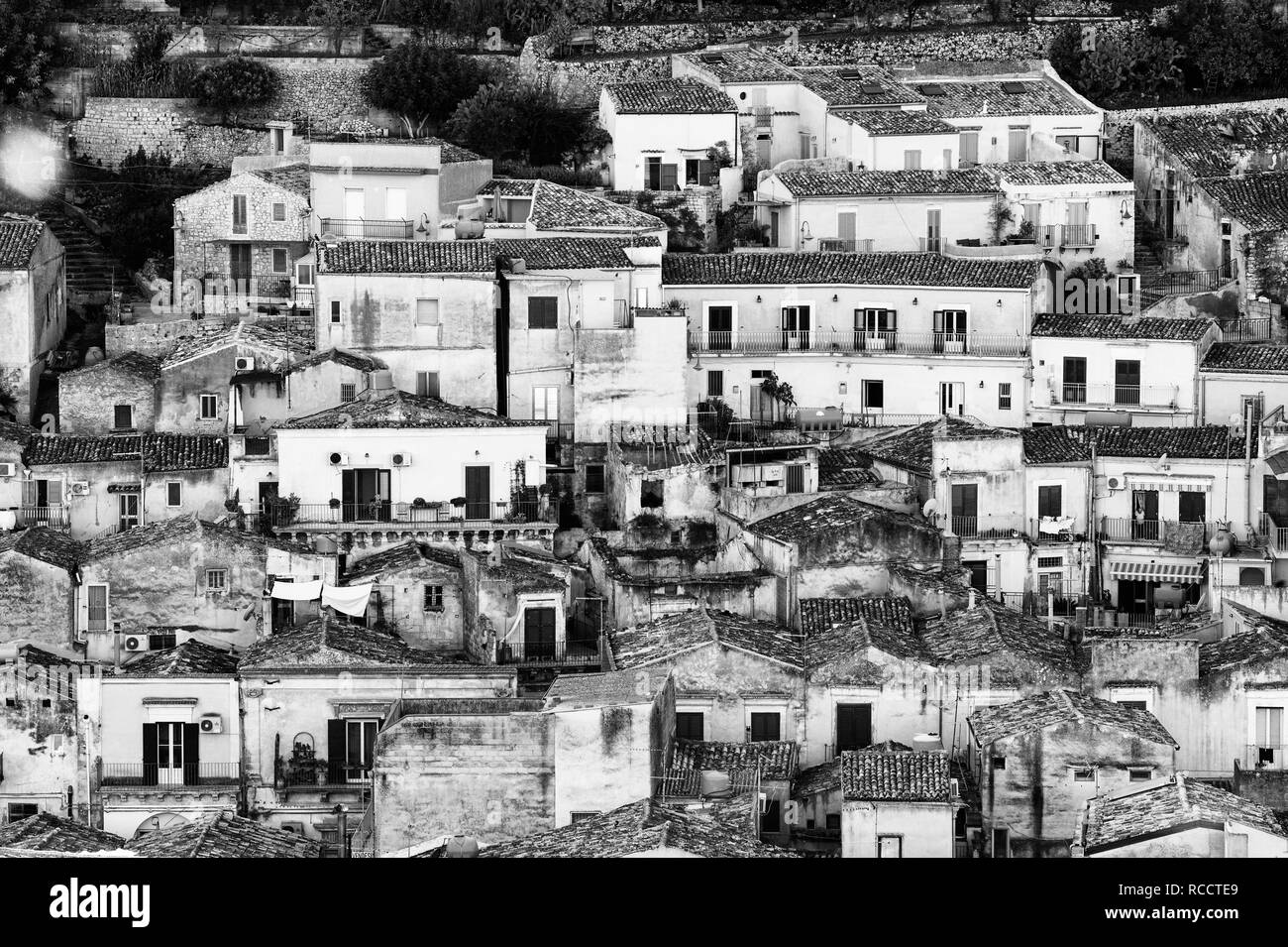 Vista di Modica, bianco e nero, Sicilia, Italia Foto Stock