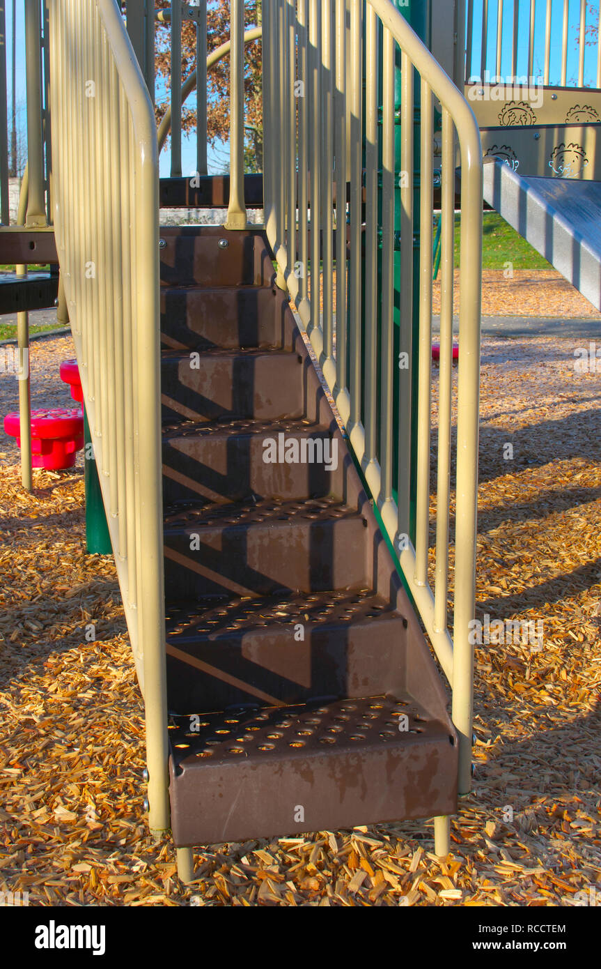 Metallo scale di colore marrone con ringhiera gialla parte da un'area giochi per bambini in un parco locale in Pitt Prati, British Columbia, Canada. Foto Stock