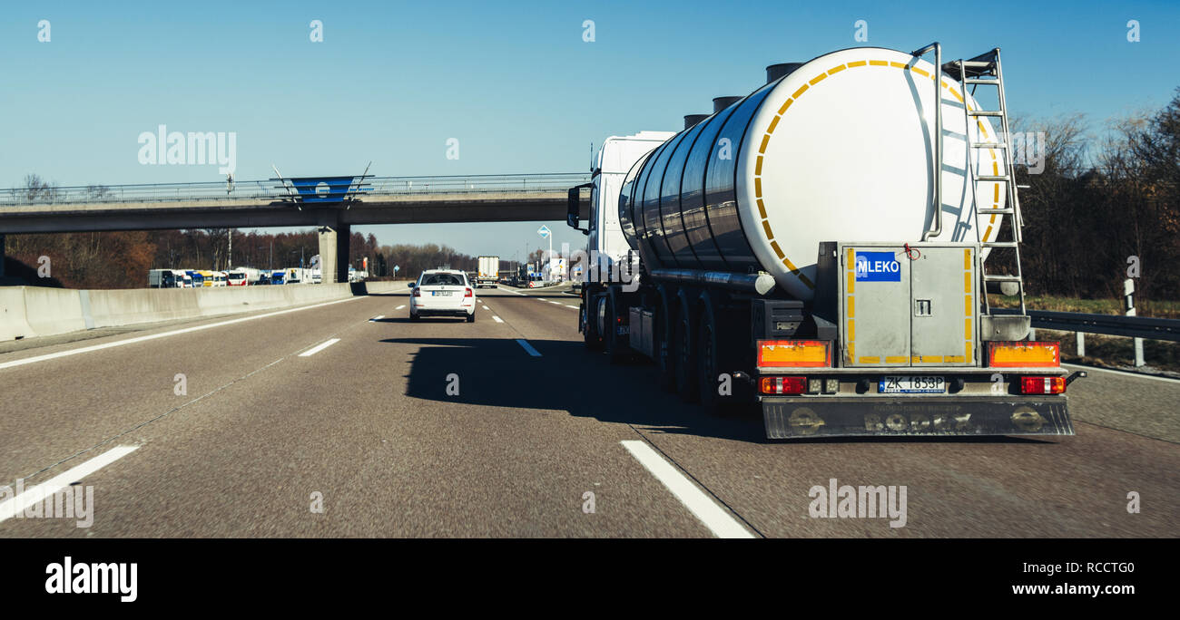 BADEN WURTTEMBERG, Germania - 25 FEB 2018: Driver punto di vista POV a guidare davanti a grande cisterna carrello di trasporto del latte dalla Polonia Foto Stock