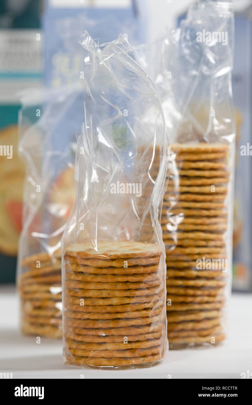 Mezza mangiato cracker in involucri di plastica Foto Stock