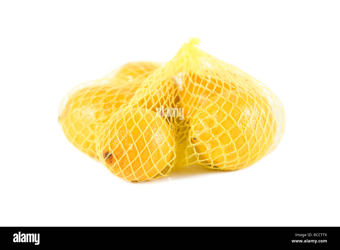 I limoni in sacchetti di reticolare isolato su sfondo bianco Foto Stock