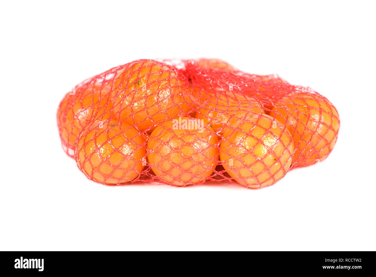 I mandarini satsuma in sacchetto di rete isolato su sfondo bianco Foto Stock