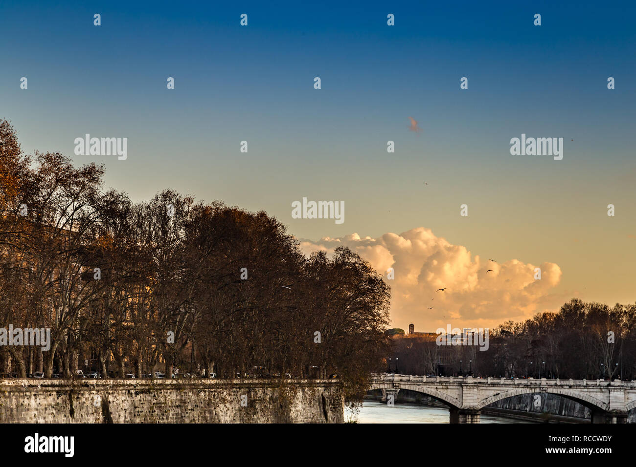 Antico ponte sul fiume Tevere a Roma Foto Stock