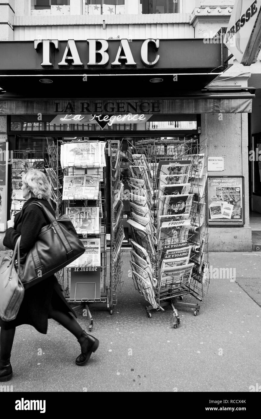 Parigi, Francia - Mar 15, 2018: Senior uomo Acquisto giornale francese Liberation a stampa parigina chiosco composto da Stephen Hawking ritratto l'inglese fisico teorico, cosmologist morto il 14 marzo 2018 all'aperto premere chiosco Foto Stock