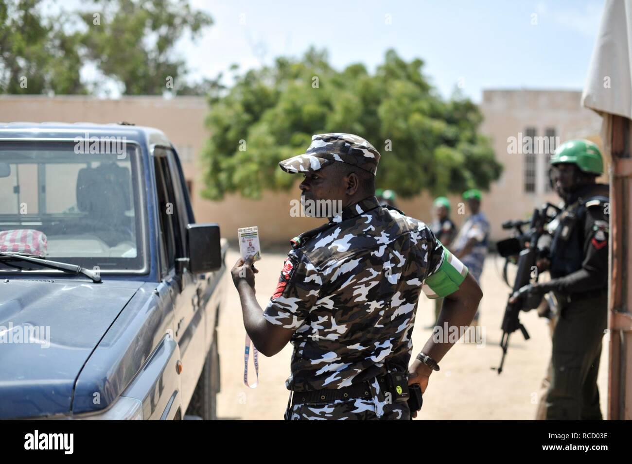 Unione africana poliziotti subiscono una dimostrazione per mostrare il modo corretto in cui fermarsi e cerca un veicolo in generale Kahiye Accademia di polizia a Mogadiscio, Somalia, il 16 giugno. L AFRICANO (14256301667). Foto Stock