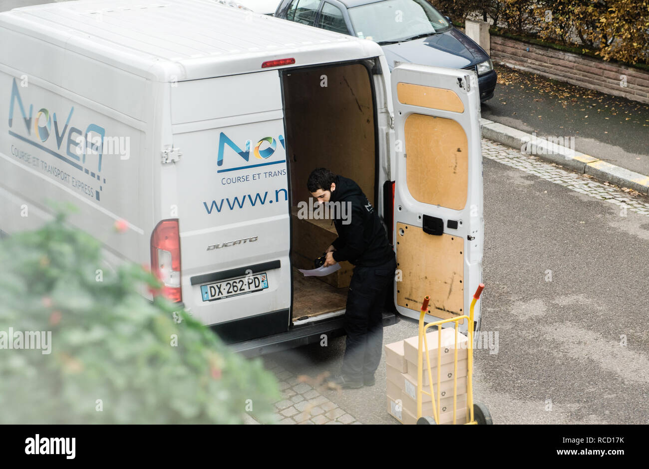 Parigi, Francia - 14 Nov 2018: l uomo lo scarico sul carrello di trasporto dalla consegna Fiat Ducato carrello merce per la consegna in ufficio home - vista in elevazione Foto Stock