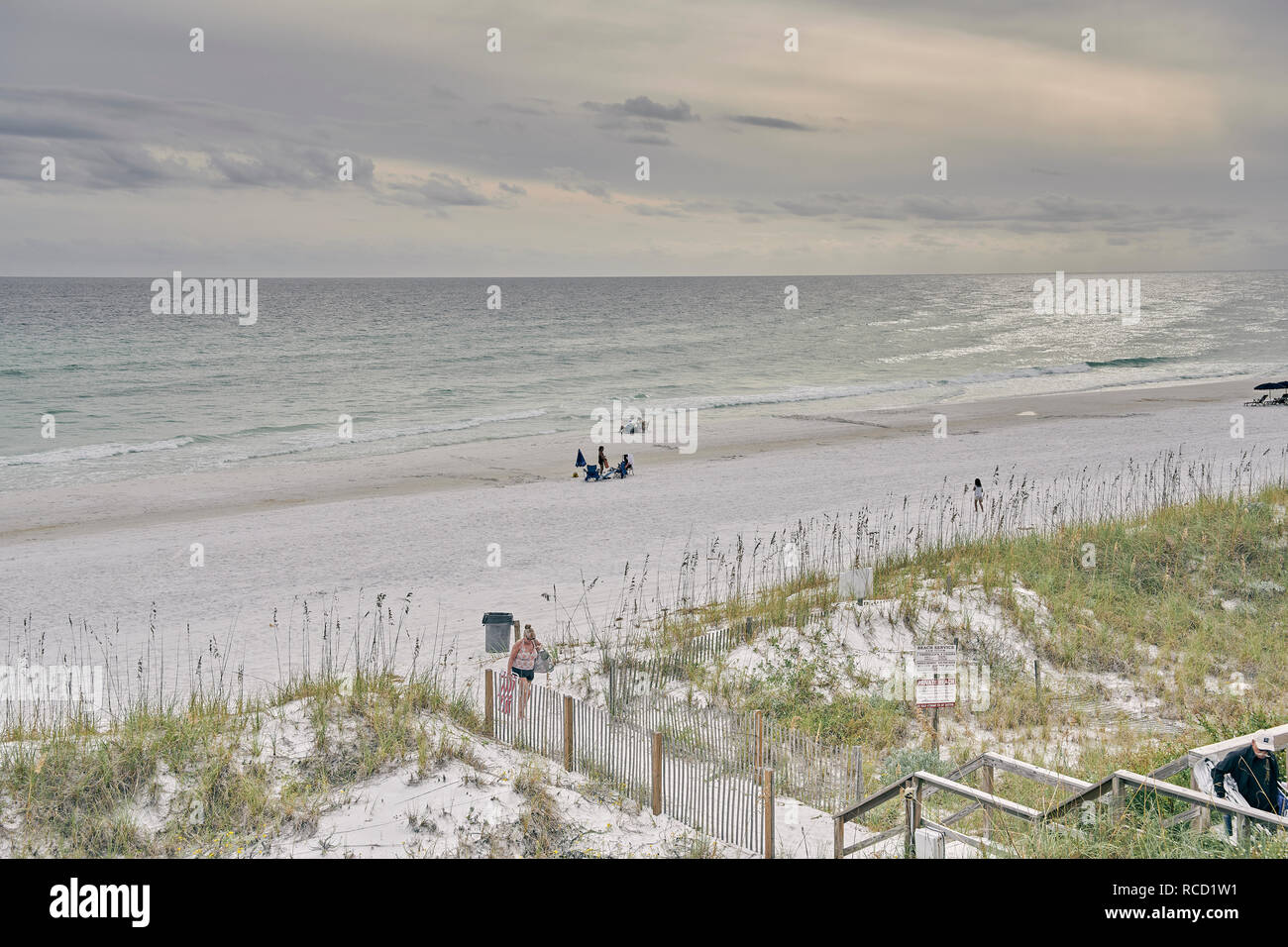 La famiglia e le persone a rilassarsi sulla sabbia bianca isolata della Florida Gulf Coast Beach a Orange Beach un Alabama panhandle località di villeggiatura, STATI UNITI D'AMERICA. Foto Stock
