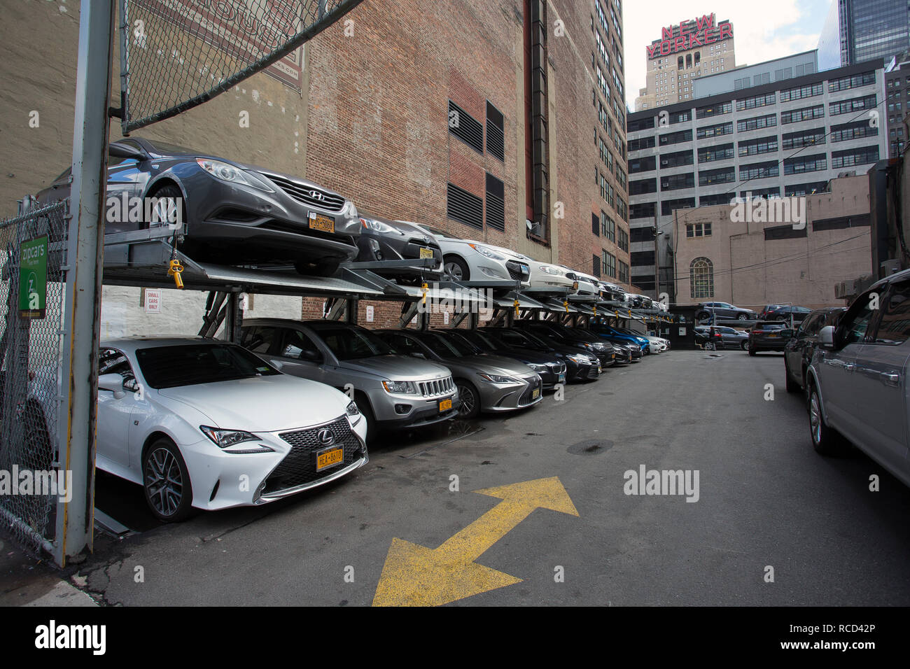 SP+ parcheggio, impilati parcheggio garage, 355-363 W 34th St, New York, NY 10001, USA. Un multi-livello impilati parcheggio Parcheggio auto in America. Foto Stock