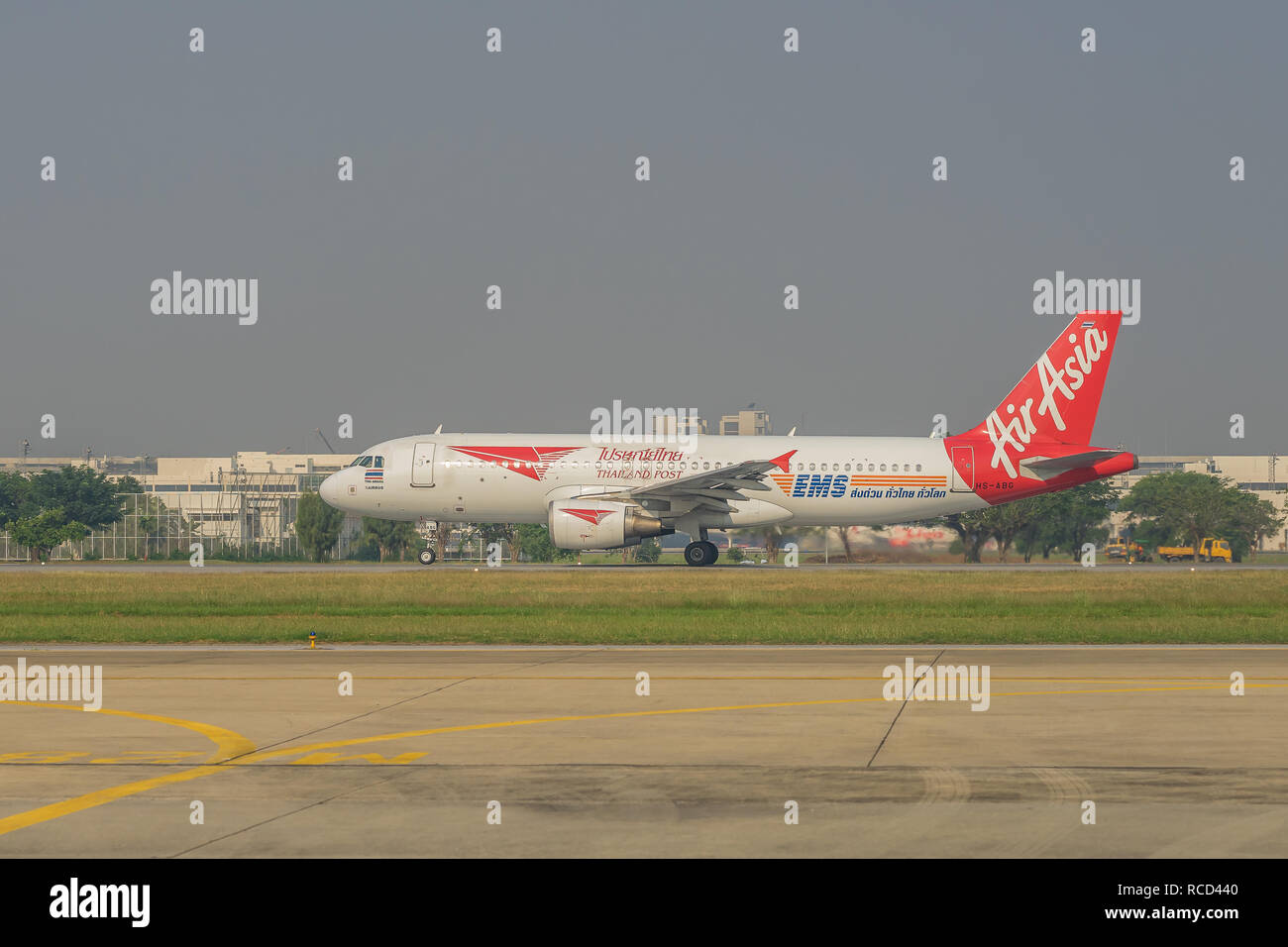 Un aereo Air Asia a terra. Foto Stock