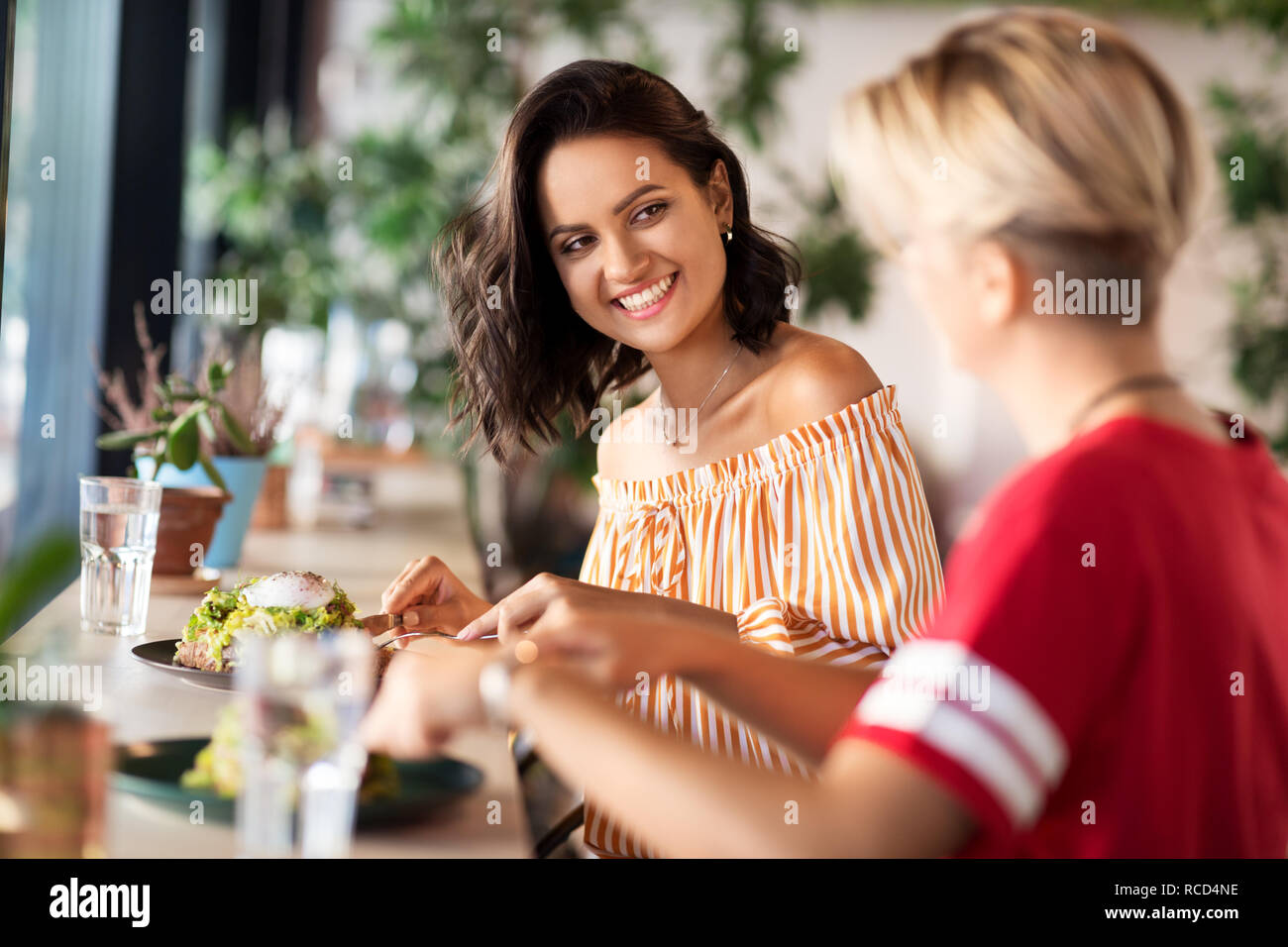 Amici di sesso femminile di mangiare al ristorante Foto Stock