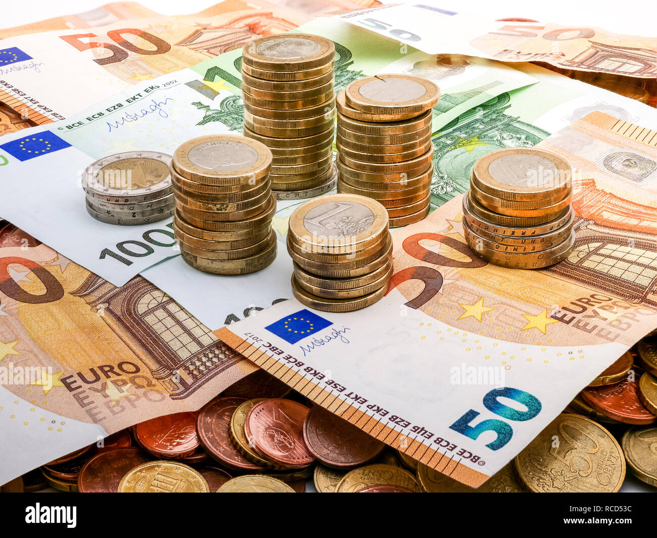 Immagine del denaro Euro in monete e le bollette close up Foto Stock