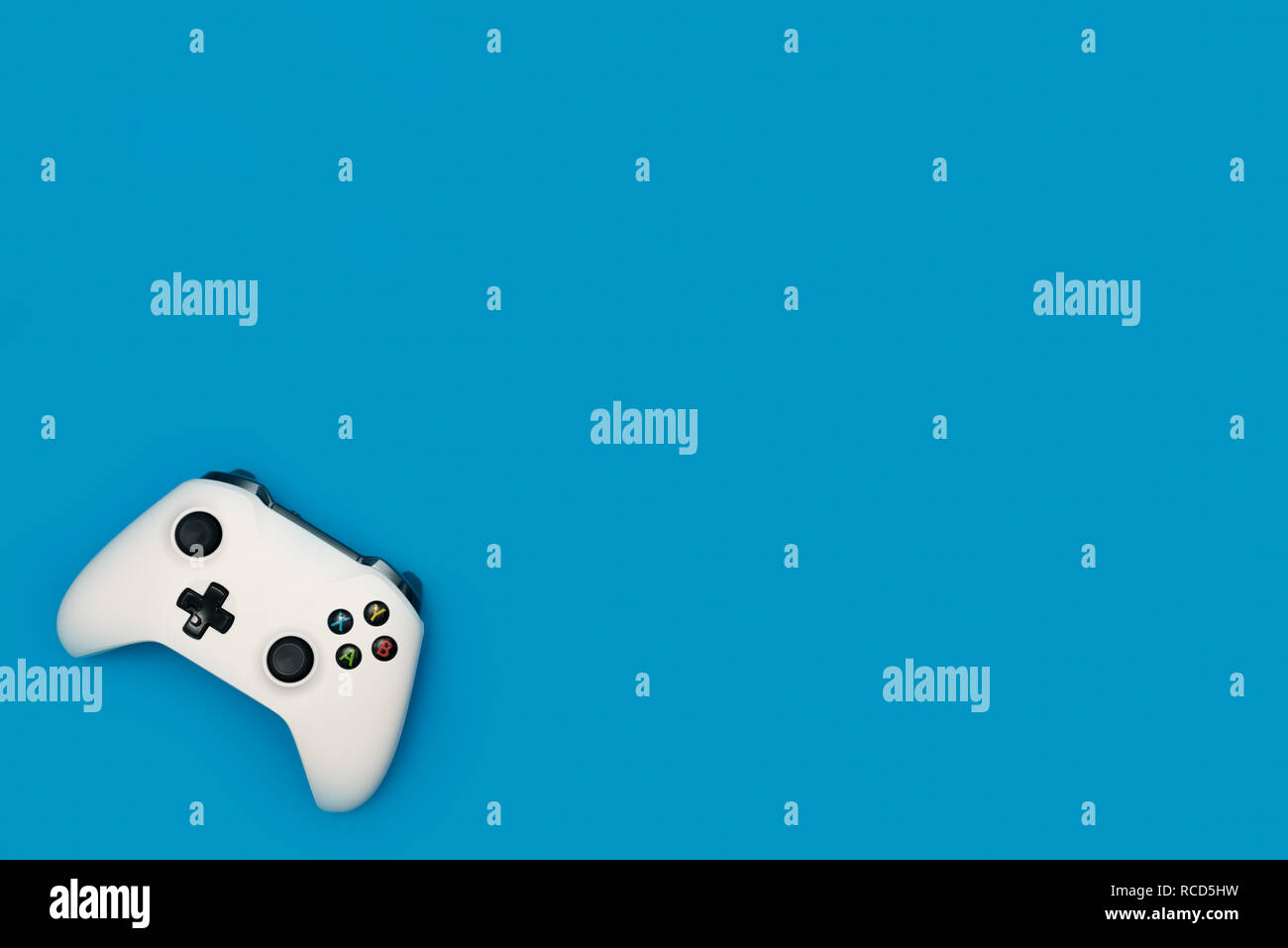 White game pad isolato su sfondo blu. Video il concetto di gioco. Foto Stock