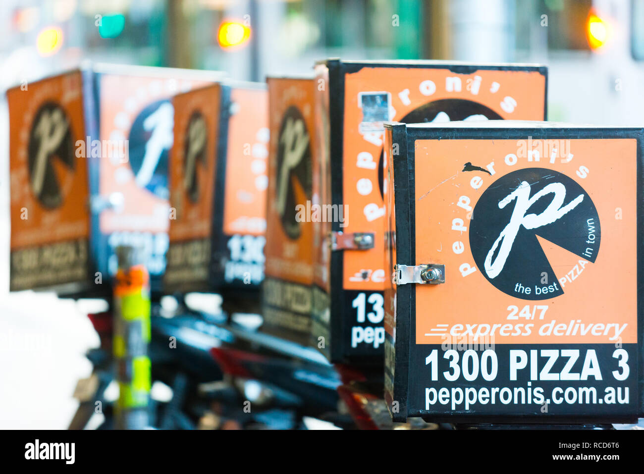 Scooters usati per pizza consegna schierate al di fuori del ristorante. Foto Stock