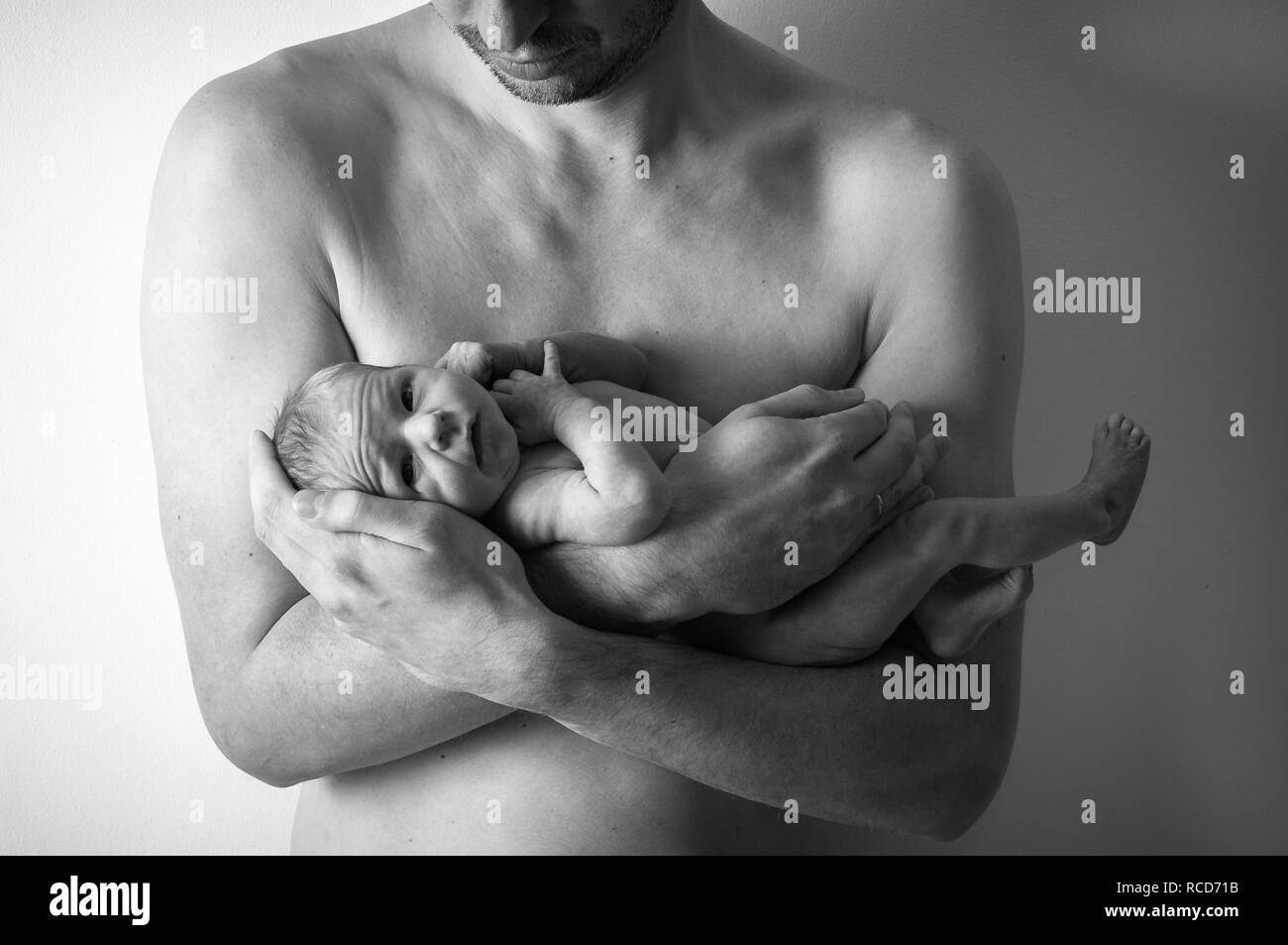 Padre tenendo un neonato Foto Stock