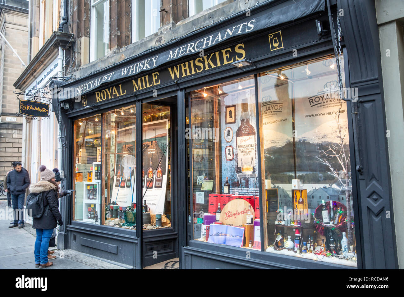 Degustazione di whisky sul Royal Mile nel centro di Edimburgo, nel negozio di whisky Royal Mile, Scozia, Regno Unito Foto Stock