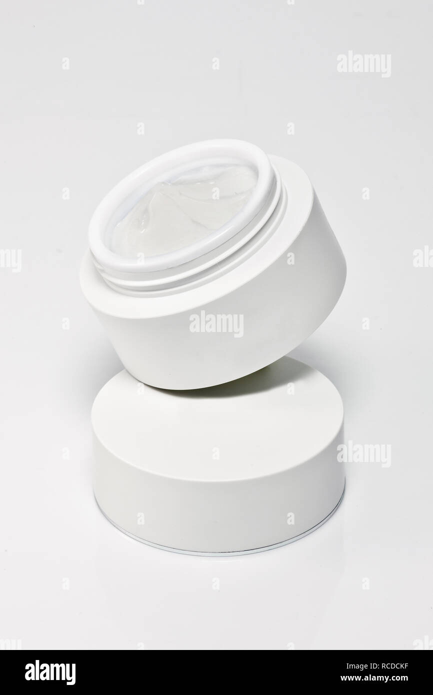 Realistica bottiglia di cosmetici. Recipiente per crema, schiume e altri cosmetici. Foto Stock