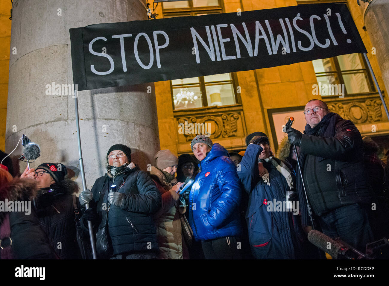 Una donna si vede tenendo un banner dicendo arrestare l'odio durante il mese di marzo in memoria del sindaco Pawel Adamowicz. Pawel Adamowicz, il sindaco della città polacca di Gdansk è morto dopo essere stato accoltellato diverse volte sul palco durante la Grande Orchestra della Carità di Natale, la Polonia è più importante della carità di domenica sera. Foto Stock