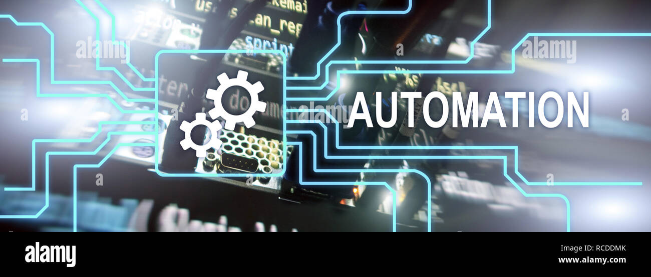 Automazione del processo di business e innovazione tecnologica nel settore manifatturiero. Internet e tecnologia concetto sulla sala server sullo sfondo Foto Stock