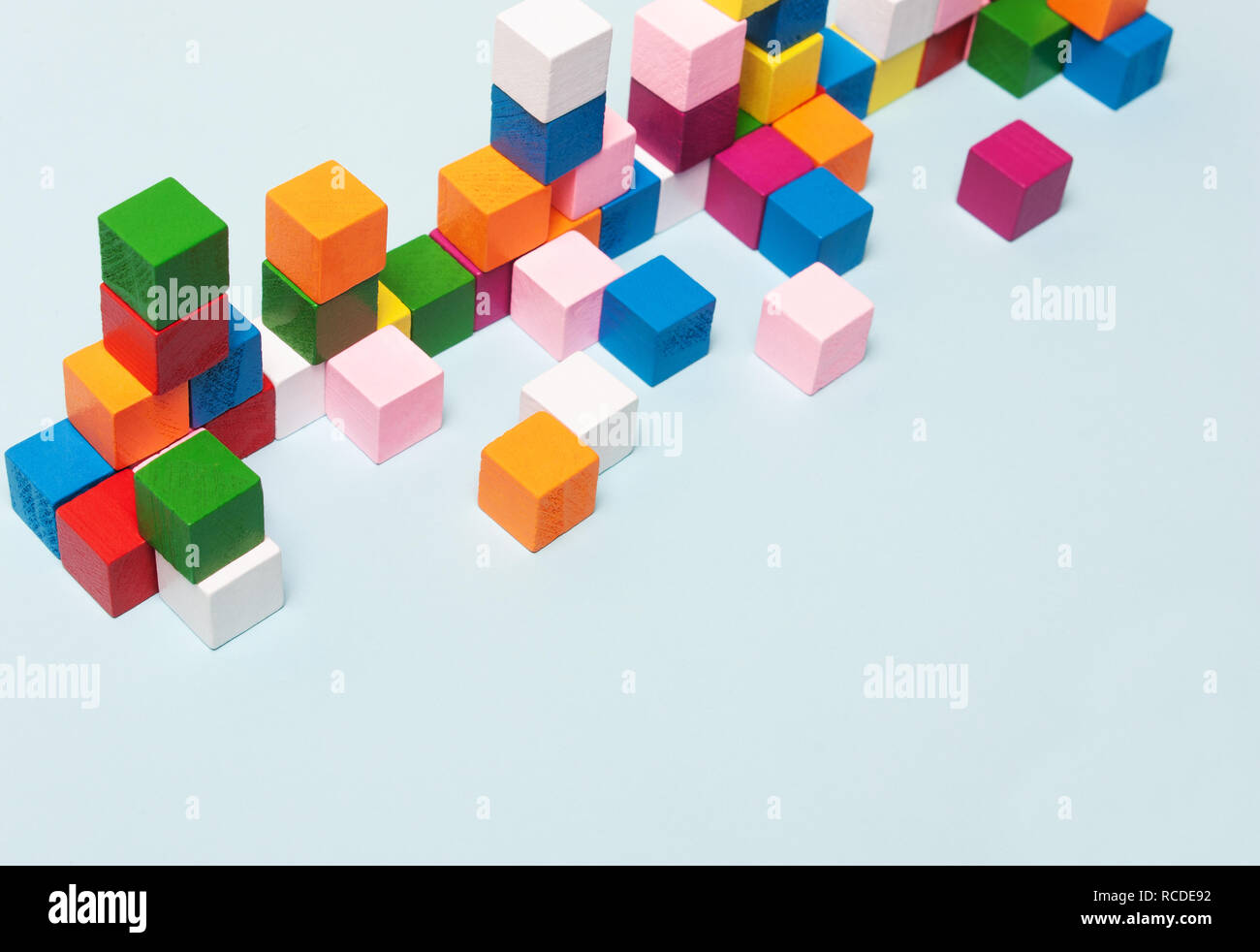 Cubi di colore nel sistema, il gioco puzzle. Concetto di pensiero logico, lo sviluppo della creatività, diversità Foto Stock