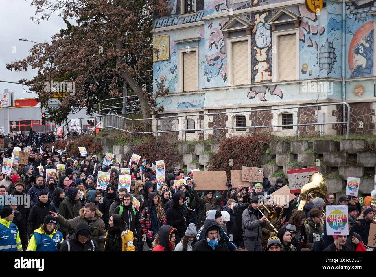 Riesa, Sassonia, Germania. Il 12 gennaio 2019. Appross. 1K dimostranti raccogliere e marzo in Sassonia città di Riesa per protestare contro la conferenza AfD Foto Stock