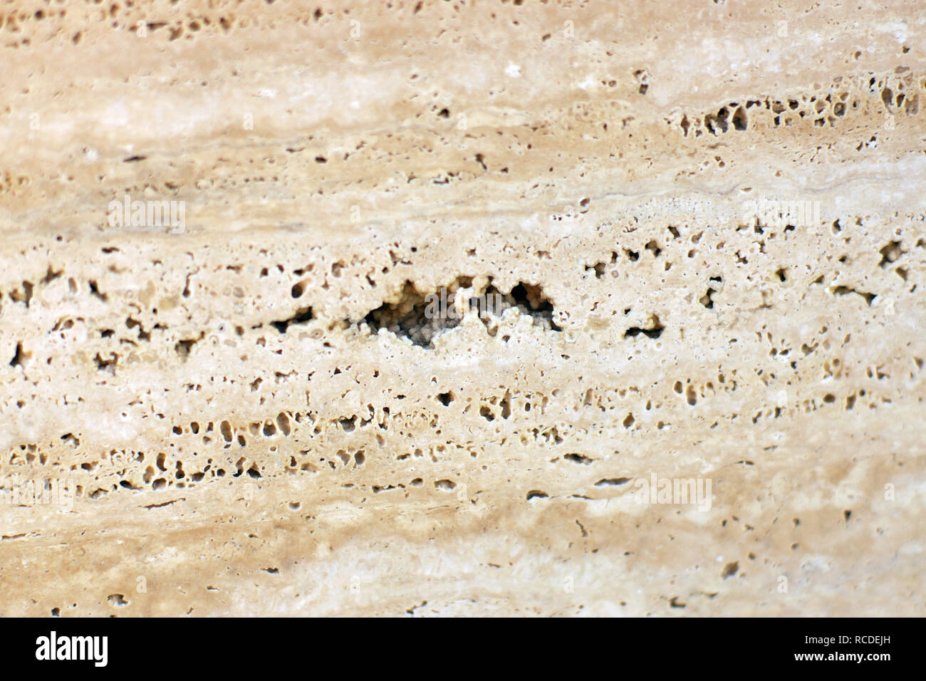 Bellissimo sfondo naturale di pietra marmo beige in fessure e fori che sono  riempiti con colla, chiamato Travertino Classico Foto stock - Alamy