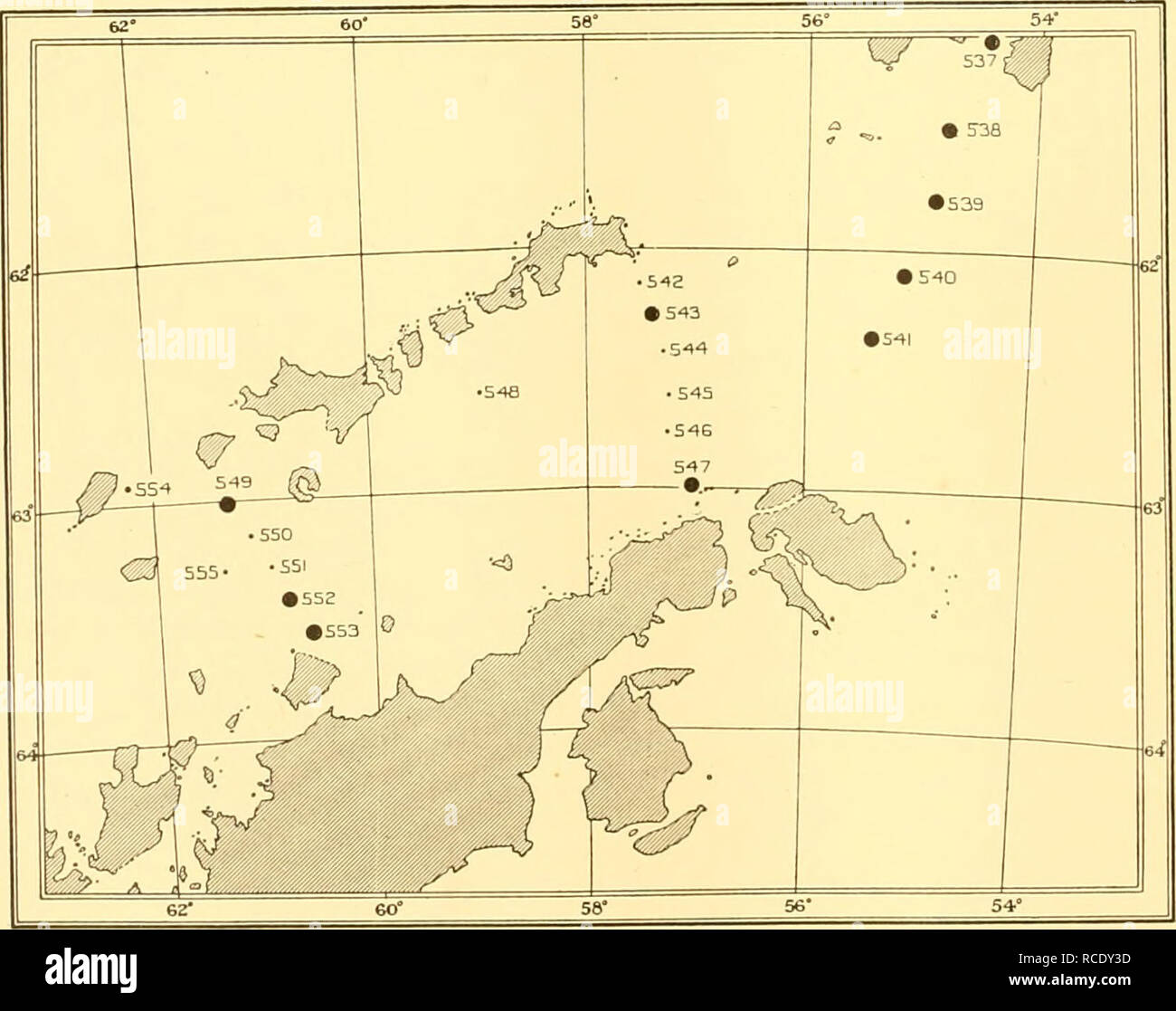 . Rapporti di ricerca. Discovery (nave); spedizioni scientifiche; Ocean; Antartide; Isole Falkland. ISO report di rilevamento 42" 40Â° 3Â"Â° 36Â° 3+Â° S43I â ¢ 490 1 â ¢ 493 â ¢ 489 â ¢ 494 53 Â"4se 53 â ¢ 487 492 â ¢ 495 â ¢ 496 54 475 â ¢ â ¢ ^78 -J79 450 463 â ¢ â ¢ 486 â ¢ 48 â ¢ â ¢ 500 â¢499 464 _49a â â SOI¢502 â¢503 mi^na 1 54 ,-f{ '"'^â 8^^437 1 -SOS â¢506 507 V ^ 5e5â" '"â ¢ -^ 55 .524 ^16 p-WS'^^IE ^" .510 55 522. Â ¢ 523 5I9^ â ¢ 516 Â"S09 â¢508 â¢521 â ¢ SIS SEO* â¢sw 42Â° 40Â° 38Â° 36Â° 34Â° Fig. 70. La distribuzione dei giovani Euphausia superba, Georgia del Sud sondaggio (i-m. net cale), Foto Stock