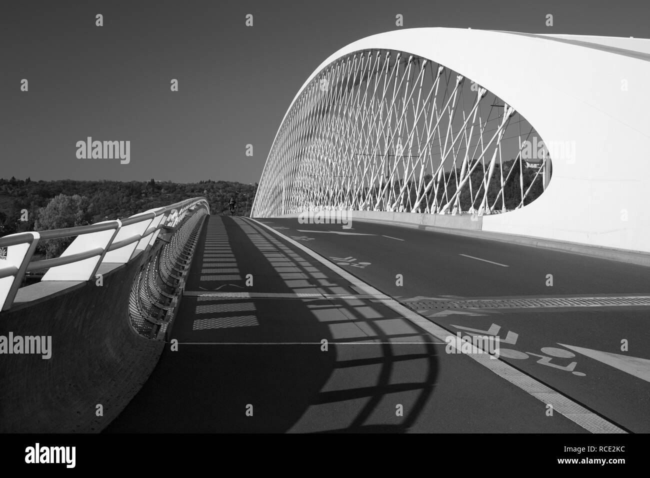 Praga - il moderno ponte arcuato Trójský la maggior parte. Foto Stock