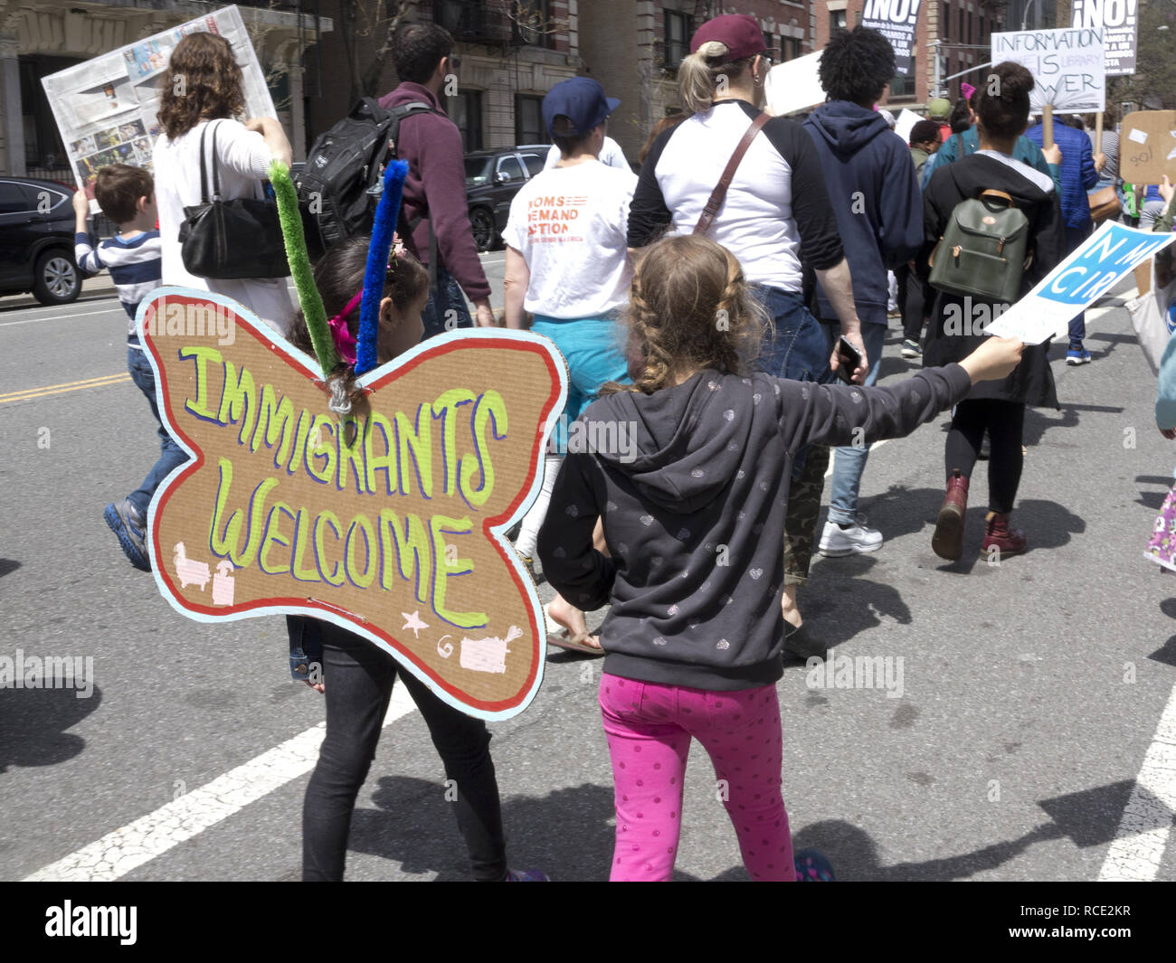 New York City NY, STATI UNITI D'AMERICA. 23 Aprile, 2017. Centinaia di manifestanti radunati in Harlem al rally e marzo nell'uptown di marzo per gli immigrati, 2017. Foto Stock