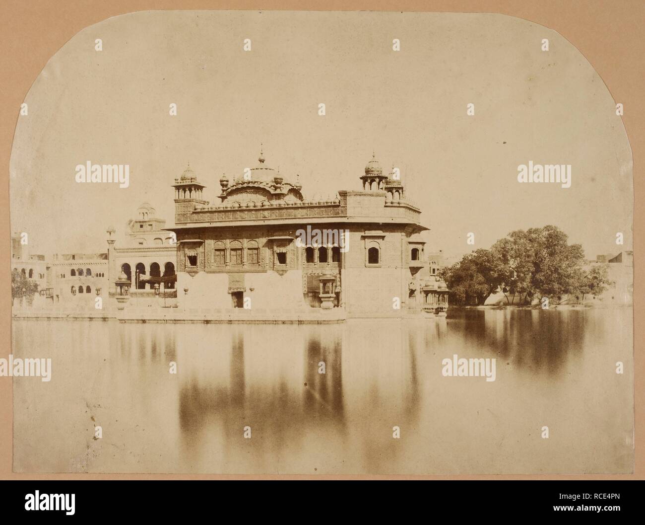 Fotografia: Amritsar. Fotografata da C.W. Hutchinson. . Album di disegni e fotografie collegato con la vita di Henry Montgomory Lawrence e Honoria Lawrence, ha presentato per la loro figlia Honoria Letitia nel 1859 da sua zia Charlotte Frances Lawrence, Henry la sorella. 1835 - 1859. Fonte: WD 4464 f.40. Foto Stock