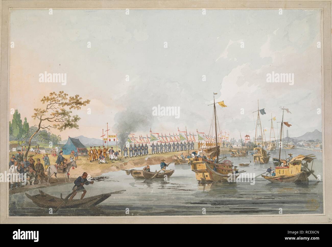 Chiatte e le navi a vela su un canale in primo piano, con gruppi di spettatori e soldati banner di contenimento rivestito al di fuori delle loro tende su banche a sinistra. Incollato sul monte con washlines e annotato a matita sul tergo: . Una raccolta di ottanta viste, mappe, ritratti e disegni illustrativi dell'Ambasciata ha inviato in Cina sotto George, Conte di Macartney, nel 1793; disegnato principalmente da William Alexander, alcuni da Sir John Barrow, Bart., alcuni da Sir Henry Woodbine parrocchia e uno da William Gomm. Molti di loro sono incisi nel Sir George Staunton il racconto dell'Ambasciata, pubblicato nel 1797. 1793. Così Foto Stock