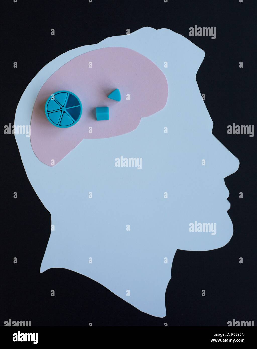 Taglio carta silhouette di un uomo con il cervello e il 'missing pezzi". Foto Stock