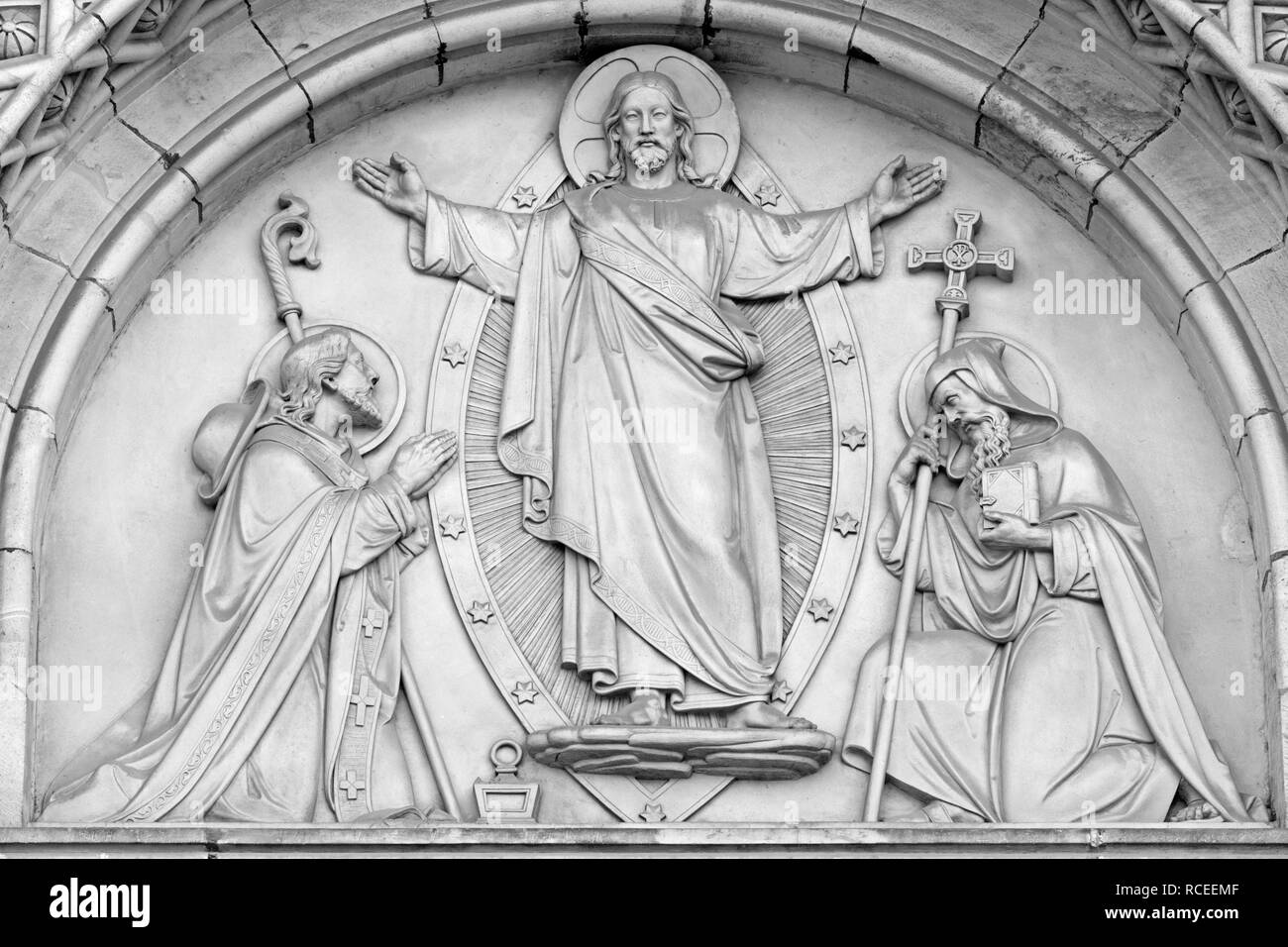 Praga, Repubblica Ceca - 17 ottobre 2018: il rilievo di Gesù e st. Cirillo e Metodius sul portale della chiesa kostel Svatého Cyrila Metodeje Foto Stock