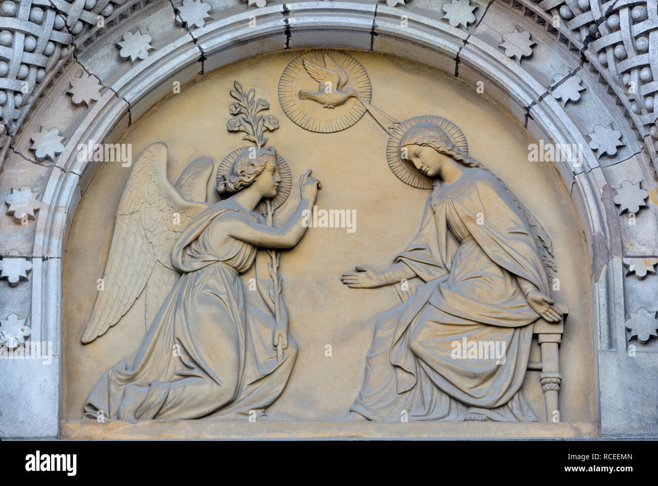 Praga, Repubblica Ceca - 17 ottobre 2018: il rilievo di annunciazione sul portale della chiesa kostel Svatého Cyrila Metodeje da Václav Levý Foto Stock