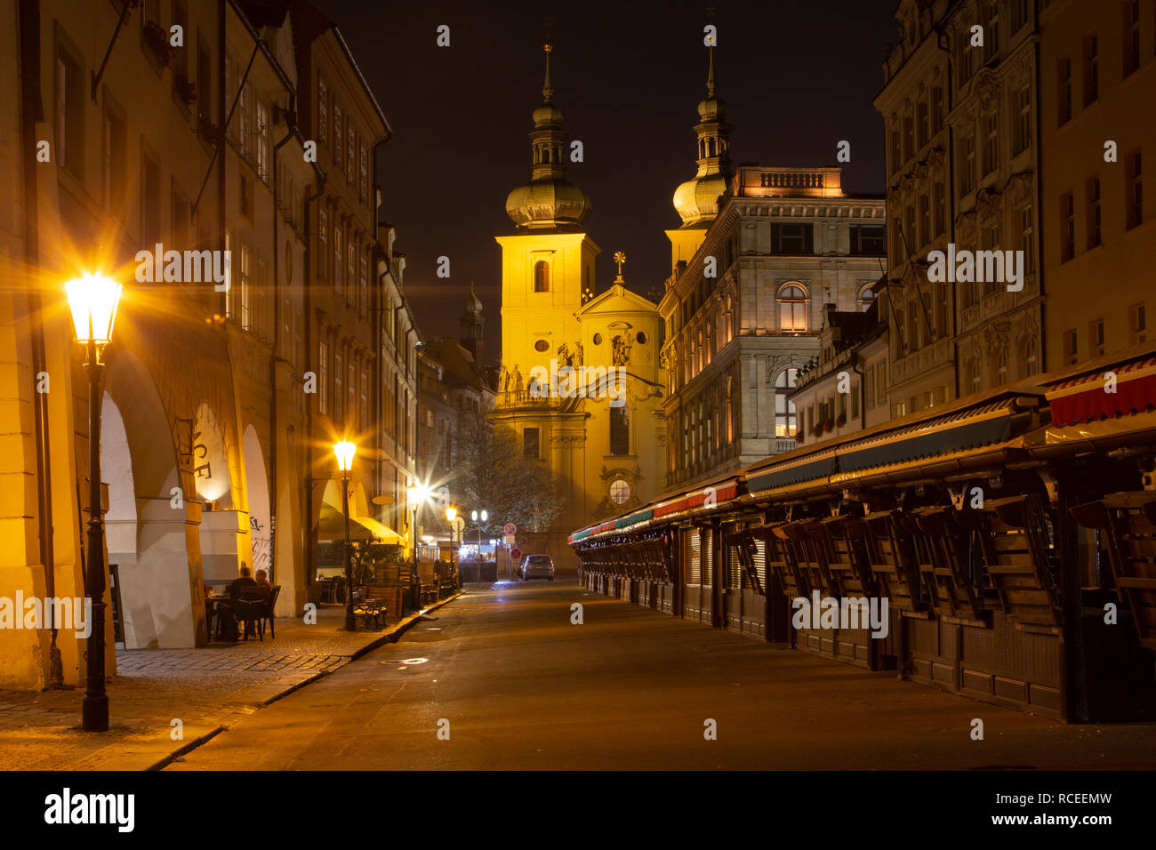 Praga - il mercato e la Kostel svatého Havla chiesa di notte. Foto Stock