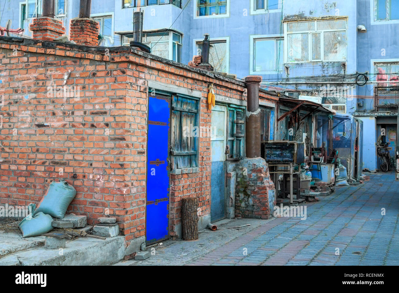 E vecchi edifici fatiscenti vicino al centro del nord della città cinese di Hunchun, provincia di Jilin, Corea Yanbian Prefettura. Foto Stock