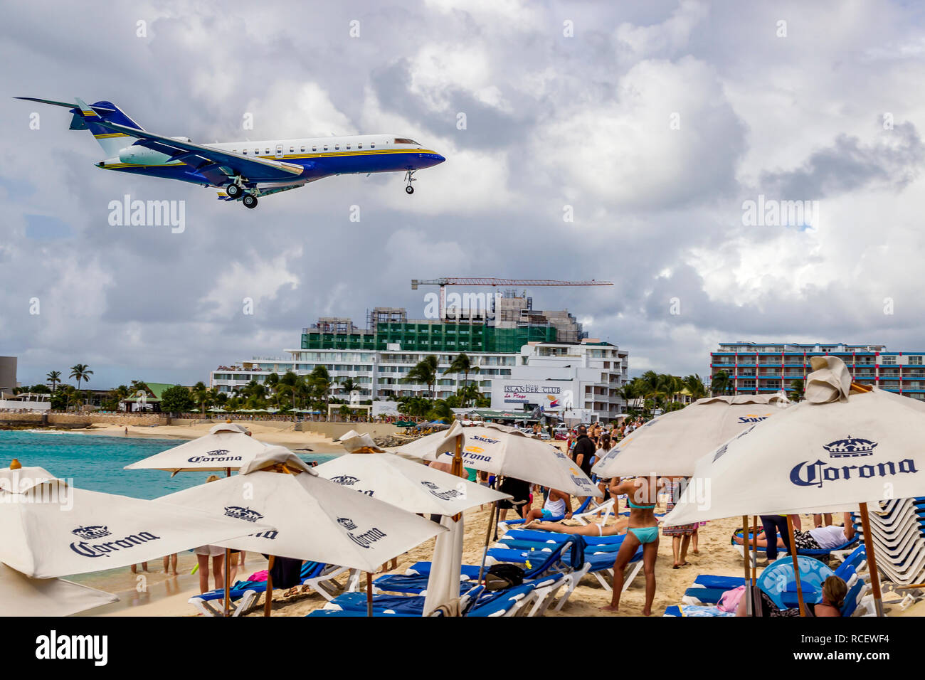 N723AB - Bombardier BD-700-1A11 Global 5000 - Fairwind Air Charter battenti in basso sopra Moho bay in Princess Juliana airport in St martora. Foto Stock