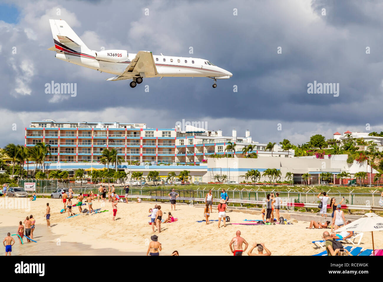 Jet Privato, Cessna 680 Citazione Sovrano, N369QS battenti in basso sopra Moho bay in Princes Juliana airport in St martora. Foto Stock