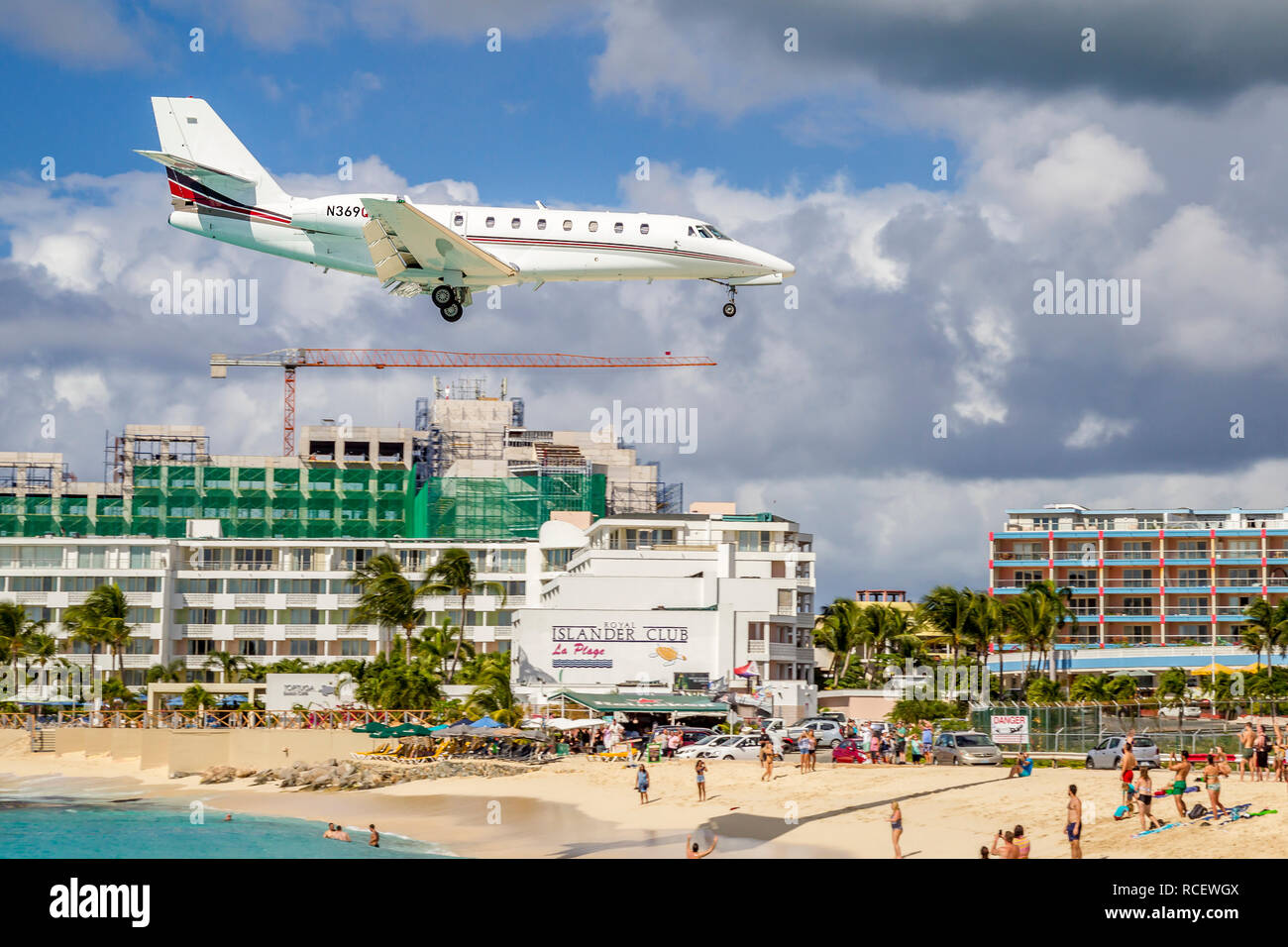 Jet Privato, Cessna 680 Citazione Sovrano, N369QS battenti in basso sopra Moho bay in Princes Juliana airport in St martora. Foto Stock