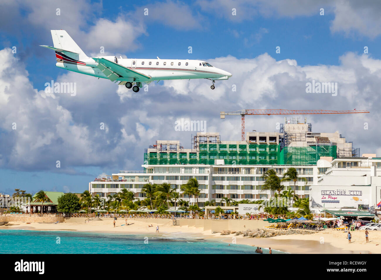 Jet Privato, Cessna 680 Citazione Sovrano, N369QS battenti in basso sopra Moho bay in Princes Juliana airport in St martora. Foto Stock