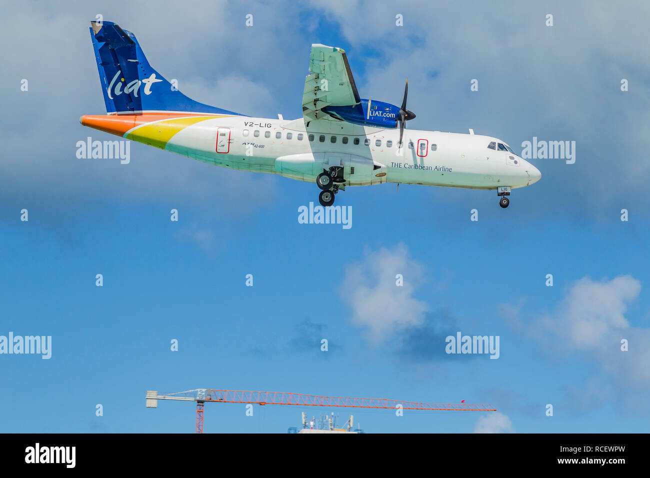 La compagnia aerea dei Caraibi LIAT ATR 42-600, V2-LIG battenti in basso sopra Moho bay in Princess Juliana airport in St martora. Foto Stock
