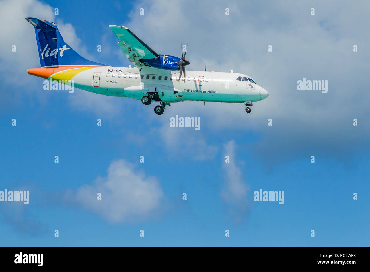 La compagnia aerea dei Caraibi LIAT ATR 42-600, V2-LIG battenti in basso sopra Moho bay in Princess Juliana airport in St martora. Foto Stock