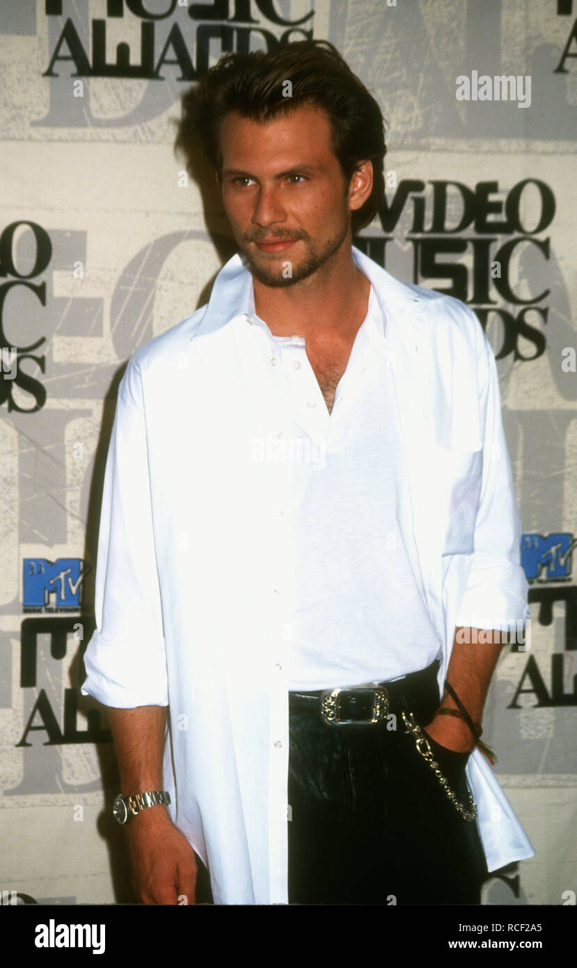 UNIVERSAL City, CA - 2 settembre: Attore Christian Slater assiste la decima edizione degli MTV Video Music Awards il 2 settembre 1993 a Anfiteatro universale in città universale, California. Foto di Barry re/Alamy Stock Photo Foto Stock