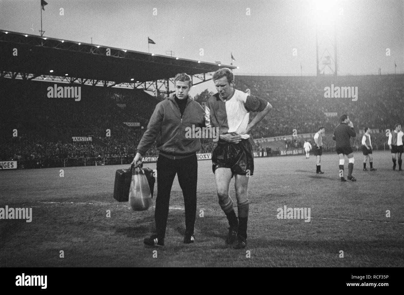 Ajax tegen Feyenoord 2-0, nummer 12 Hans Kraay geblesseerd nummer 13, 14 en 15 s, Bestanddeelnr 919-1662. Foto Stock