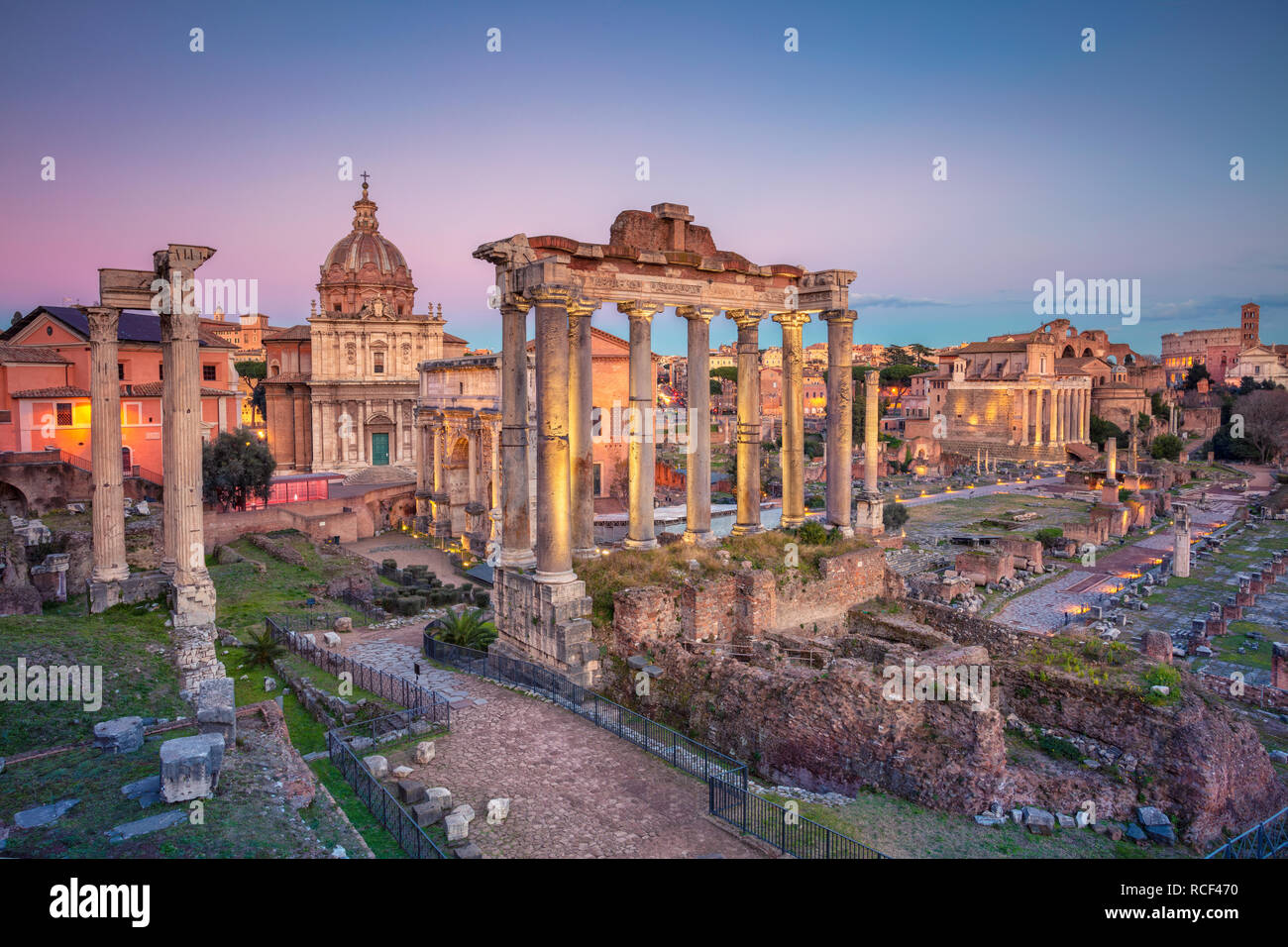 Foro Romano, Roma. Cityscape immagine del famoso e antico Foro Romano in Italia a Roma durante il tramonto Foto Stock