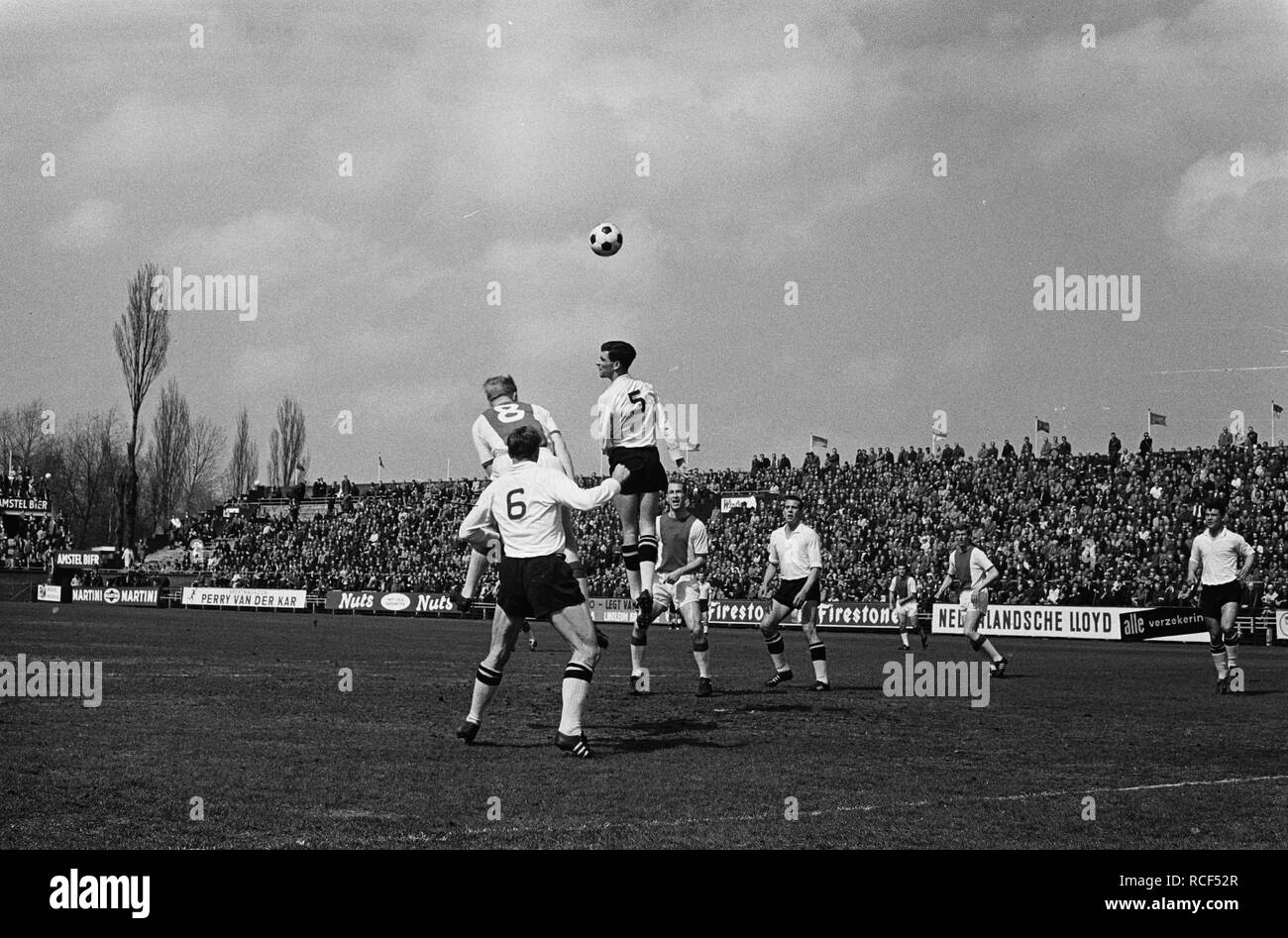 Ajax tegen NAC 1-3 Spelmoment 8 H Groot , nr 6 Luite (DOS), nr 5 Mul (NEC),, Bestanddeelnr 915-0704. Foto Stock