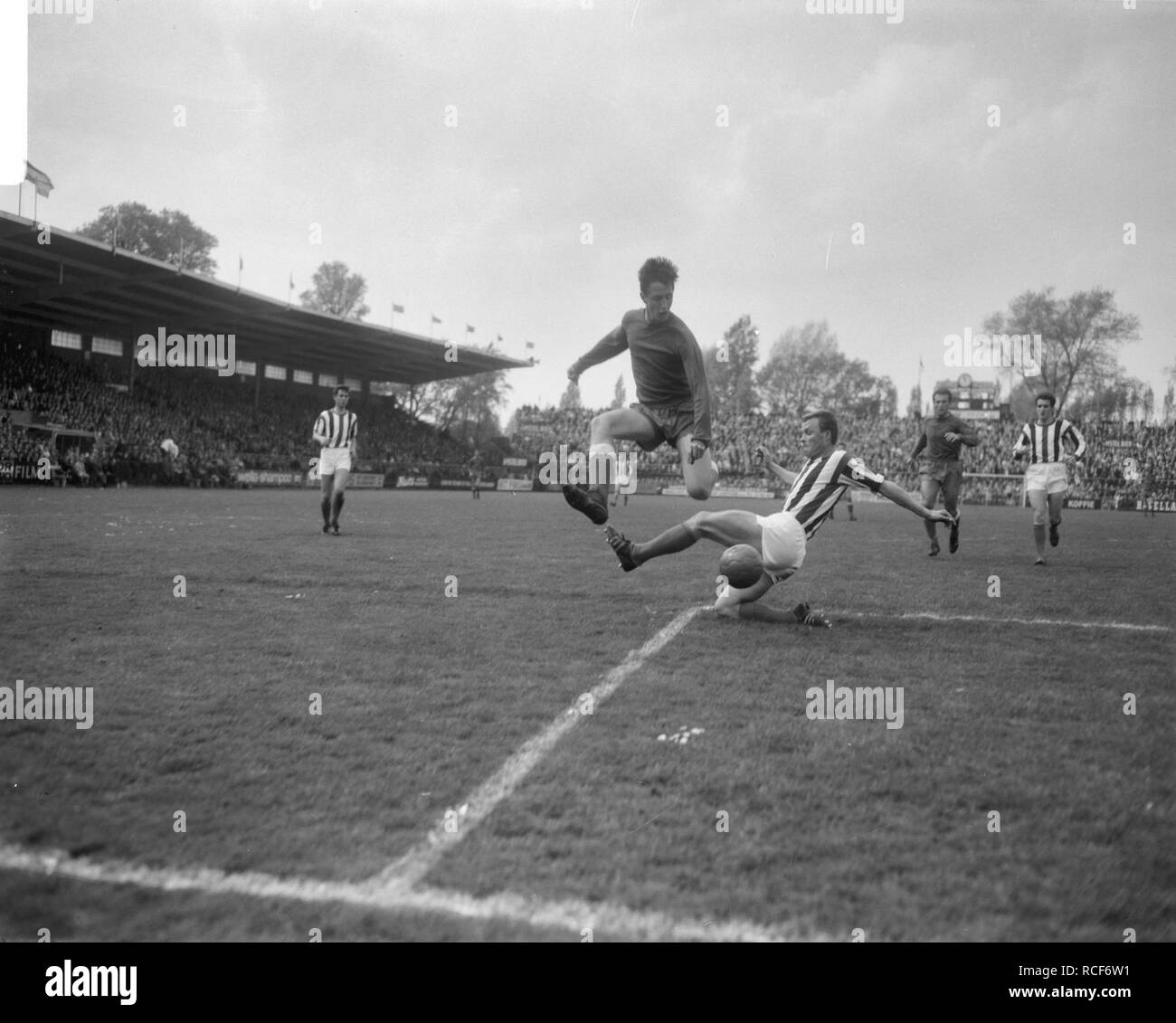 Ajax tegen Willem II 3-1, Johan Cruijff nel duello incontrato Willem II verdediger, Bestanddeelnr 919-1224. Foto Stock