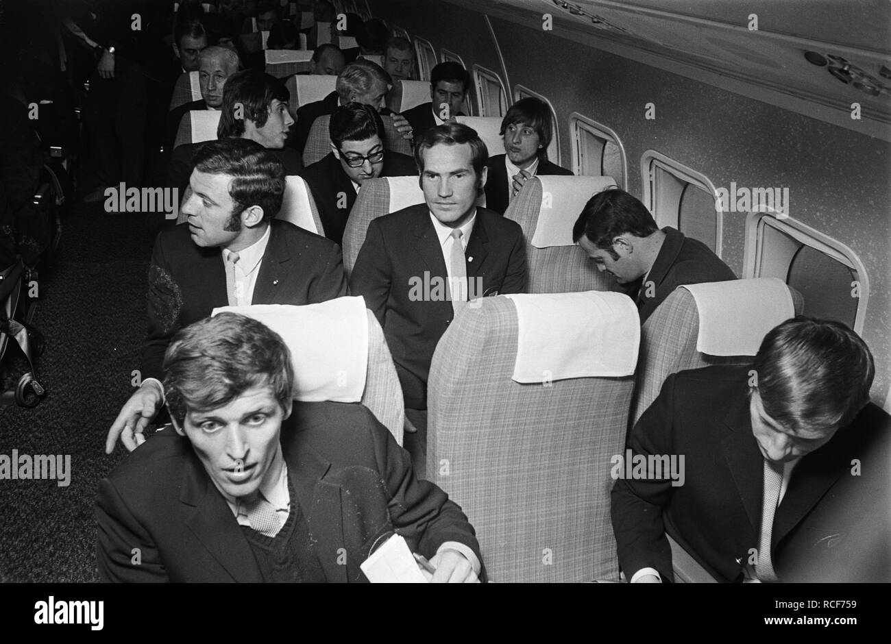Ajax-elftal vertrekt naar Londen vanaf Schiphol. In Elftal vliegtuig, Bestanddeelnr 923-4095. Foto Stock