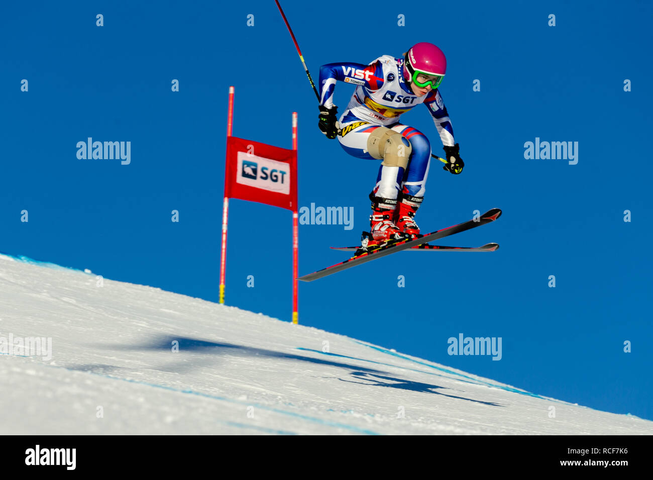 Magnitogorsk, Russia - 18 dicembre 2018: le donne atleta racer in piste per lo sci di fondo durante il campionato nazionale di sci alpino Foto Stock