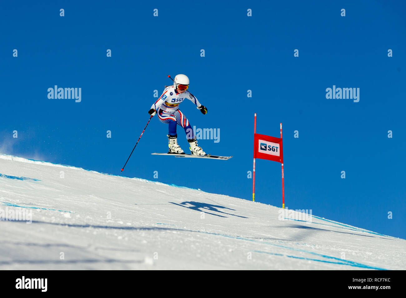 Magnitogorsk, Russia - 18 dicembre 2018: le donne atleta racer in piste per lo sci di fondo durante il campionato nazionale di sci alpino Foto Stock