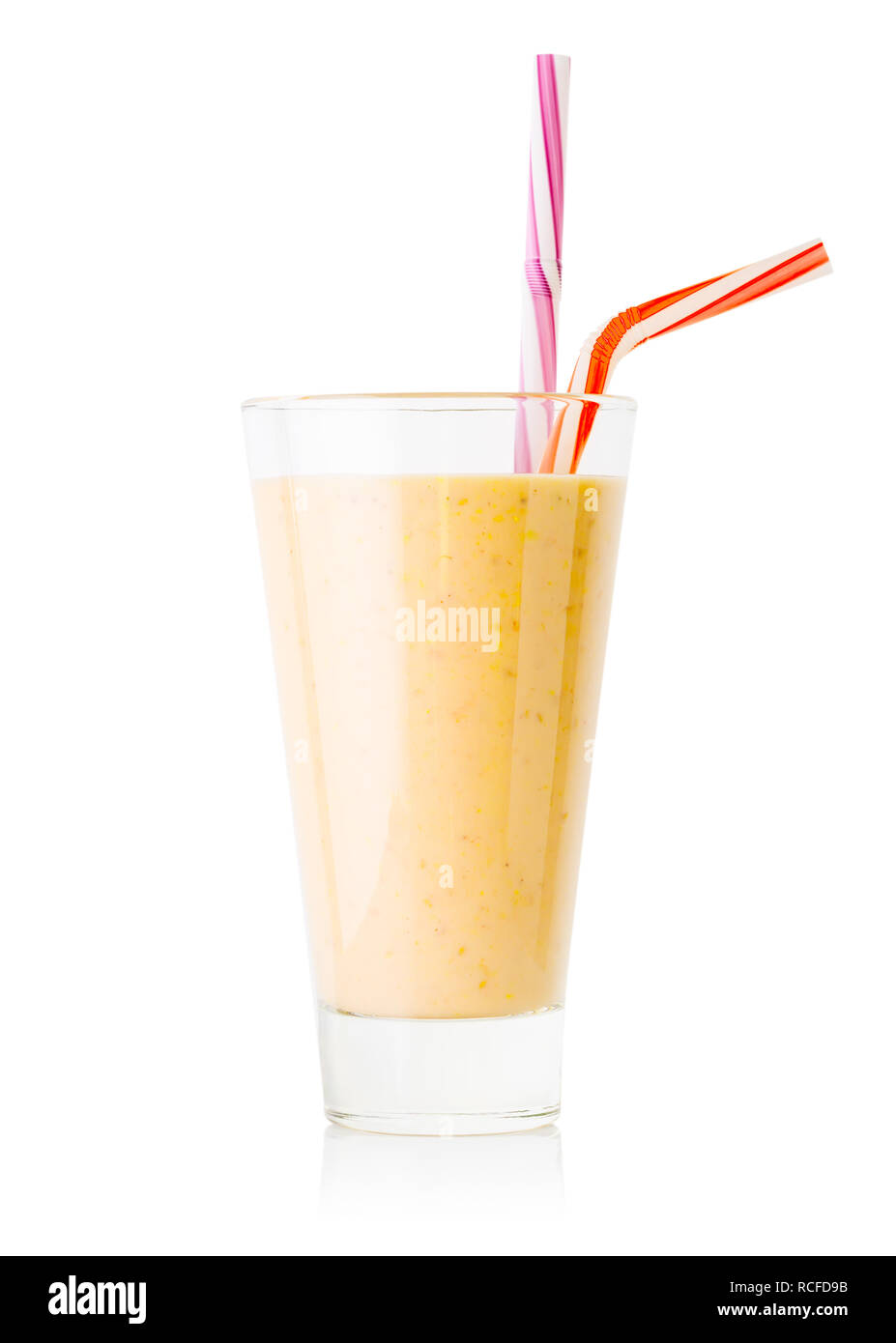 Banana o frullato di vaniglia o yogurt nel bicchiere alto con due stra Foto Stock